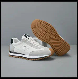 Detail van heren leren vrijetijdssneakers met antislip rubberen zool in wit en grijs