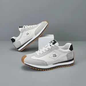 Stijlvolle herensneakers van wit en grijs leer met duurzame rubberen zolen voor dagelijks gebruik