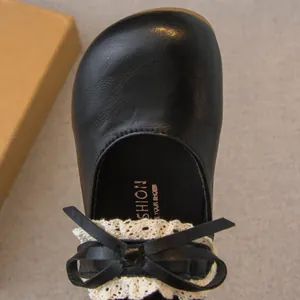 Eleganti scarpe da principessa in pelle nera per bambine con fiocco e dettagli in pizzo