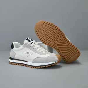 Modieuze herensneakers van wit leer met grijze suède inzetstukken en een rubberen zool