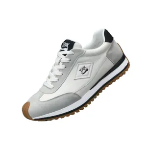 Modieuze herensneakers van wit en grijs echt leer met een klassieke rubberen zool