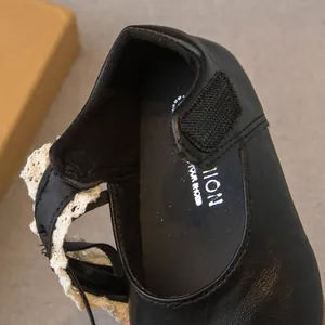 Scarpe da principessa in pelle nera per bambina con fiocco in pizzo e velcro