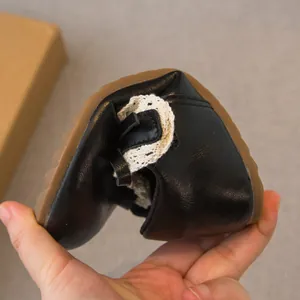 Scarpe flessibili in pelle nera per bambine con dettaglio fiocco in pizzo per neonati