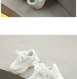 Gros plan de baskets blanches pour enfants avec sangles velcro et lacets réglables