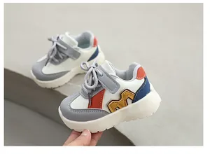 Vue détaillée montrant les textures et le design bicolore des baskets épaisses pour enfants