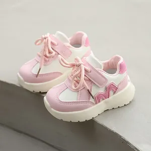 Baskets de sport rose et blanc pour petites filles avec fermeture velcro et lacets