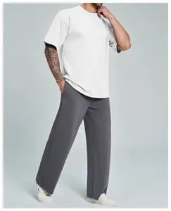 Vista lateral de camiseta de algodón orgánico blanco para hombre con pantalón gris