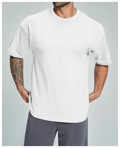 Detalle de una camiseta blanca de algodón orgánico de corte holgado en un modelo.