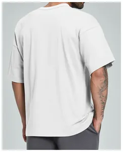 Vista trasera de una camiseta blanca holgada hecha de algodón orgánico transpirable