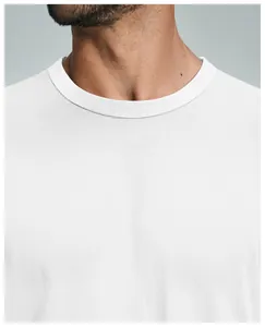 Primer plano del cuello redondo y el tejido suave de una camiseta blanca de algodón orgánico.