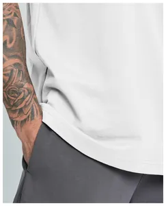 Detalle del dobladillo de la camiseta de algodón orgánico blanco y textura de tela