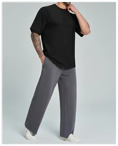 Detalle de una camiseta de algodón orgánico negro holgada con un estilo casual relajado