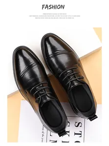 Bovenaanzicht van elegante zwart glanzende lederen zakelijke herenschoenen met veters