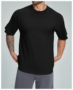 Detalle de camiseta negra de algodón orgánico con un ajuste relajado para uso casual y diario.