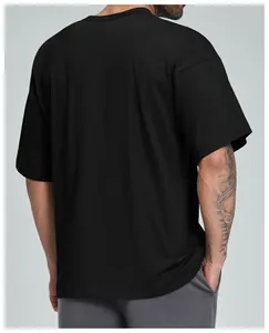 Vista trasera de una camiseta negra de algodón orgánico de corte holgado para hombre