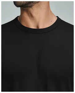 Primer plano detallado del cuello de una camiseta de algodón orgánico negro premium