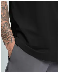 Primer plano de camiseta negra de algodón orgánico que muestra la textura y el dobladillo.