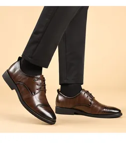 Detailopname van bruine herenleren nette schoenen voor formele zakelijke gelegenheden