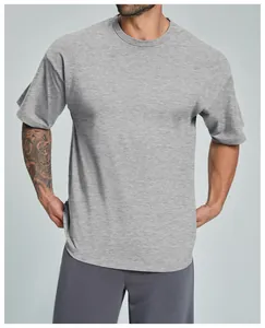 Detalle de una camiseta de algodón orgánico gris transpirable y holgada en un modelo