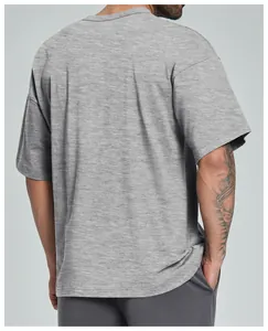 Vista detallada de la espalda de una camiseta gris oversize de algodón orgánico para hombre