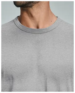 Detalle en primer plano de camiseta de algodón orgánico con cuello redondo gris