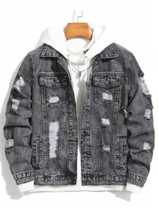 Détail d'une veste en jean délavée pour homme avec des déchirures de style urbain
