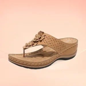 Sandales Compensées Décontractées pour Femmes Plateau Décoration Florale Respirant Tongs Découpe Laser Bohème Plage Confort Mules d'Été