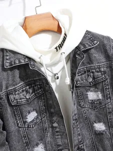 Détail d'une veste en jean délavée pour homme avec trous déchirés et un sweat à capuche blanc