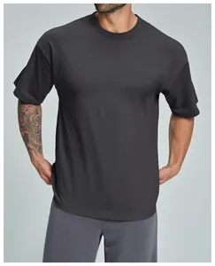 Vista detallada de una camiseta de algodón orgánico gris oscuro de corte holgado