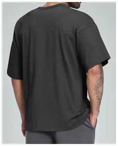 Vista trasera detallada de una camiseta holgada de algodón orgánico para hombre