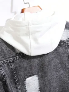 Gros plan d'une veste en jean délavée avec capuche blanche et détails déchirés tendance