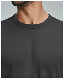 Primer plano del cuello de una camiseta de algodón orgánico transpirable en gris antracita