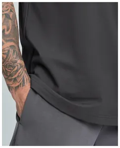 Primer plano detallado que muestra la suave tela de algodón orgánico y el dobladillo de la camiseta