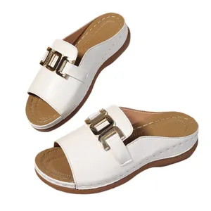 Elegante weiße Plateausandalen für Damen mit Peep Toe und goldenen Metallschnallen.