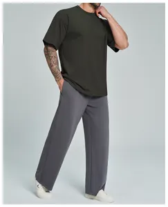 Vista completa de una camiseta holgada de algodón orgánico verde oliva oscuro en modelo