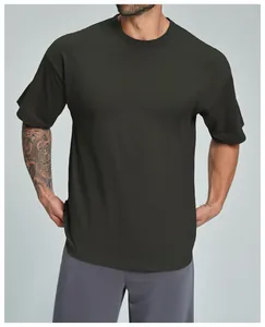 Vista frontal de una camiseta oversize verde oliva oscuro de algodón orgánico suave