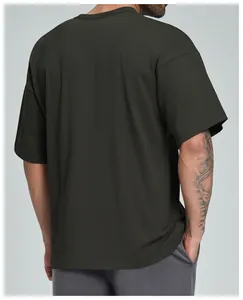 Detalle de vista trasera de camiseta oversize de algodón orgánico en verde oliva
