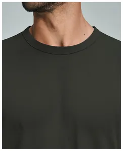 Detalle de primer plano de una camiseta de algodón orgánico verde oscuro con cuello redondo