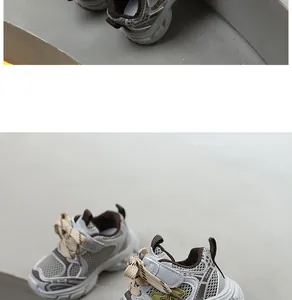 Gros plan détaillé de chaussures de sport en maille grise pour enfants avec semelles souples