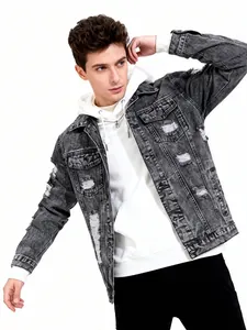 Giacca di jeans nera da uomo con effetto snow wash e strappi, scatto in studio su sfondo bianco