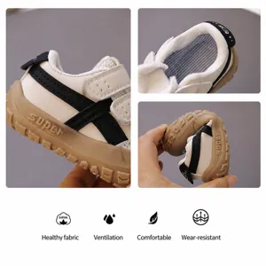 Détails de chaussures de marche pour bébé montrant la semelle souple et le tissu aéré.