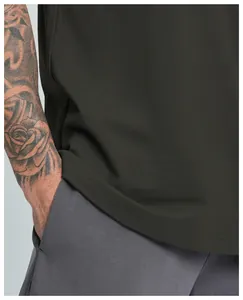 Primer plano de una camiseta verde de algodón orgánico que muestra la textura de la tela