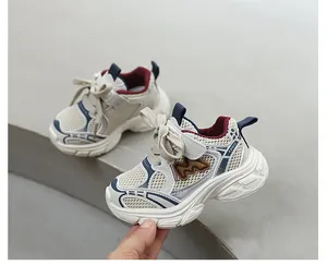 Vue détaillée de baskets respirantes pour enfants avec semelles épaisses antidérapantes