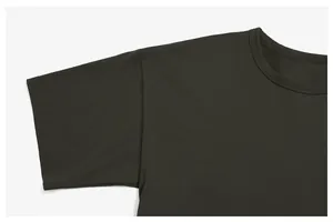 Detalle de camiseta de algodón orgánico con cuello y costuras de manga