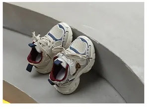 Vue détaillée de baskets respirantes pour enfants avec des semelles souples antidérapantes
