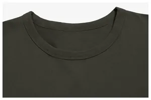 Primer plano detallado del cuello redondo reforzado de una camiseta de algodón orgánico oliva