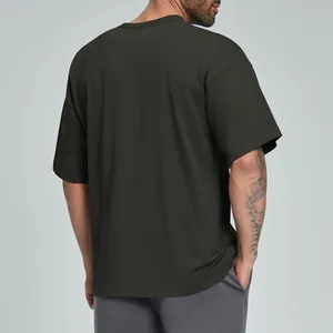 Vista trasera de una camiseta oversize de algodón orgánico verde oliva oscuro premium