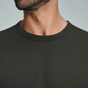 Primer plano de una camiseta de cuello redondo de algodón orgánico verde oliva oscuro
