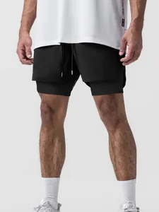 Vista detallada de los pantalones cortos deportivos negros 2 en 1 de doble capa hombre