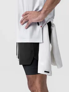 Primer plano de pantalones cortos de gimnasia de doble capa con lazo para toalla